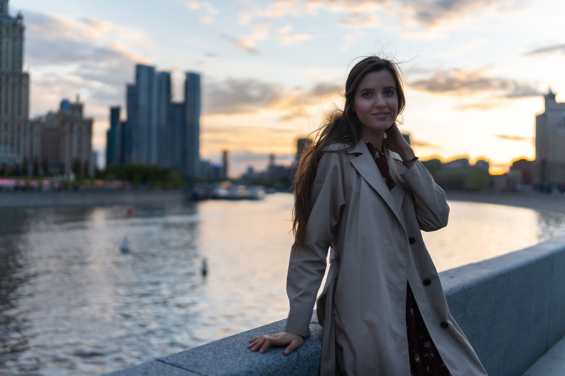 Giovane professionista davanti a uno skyline internazionale al tramonto